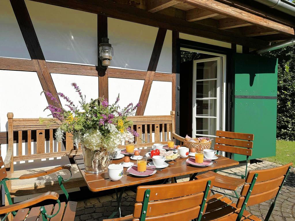 Frühstück vor dem Haus - Reiterferien in Ferienwohnung Farmhouse in Altes Forsthaus Boppard, Kreuzberg 2, 56154 Boppard