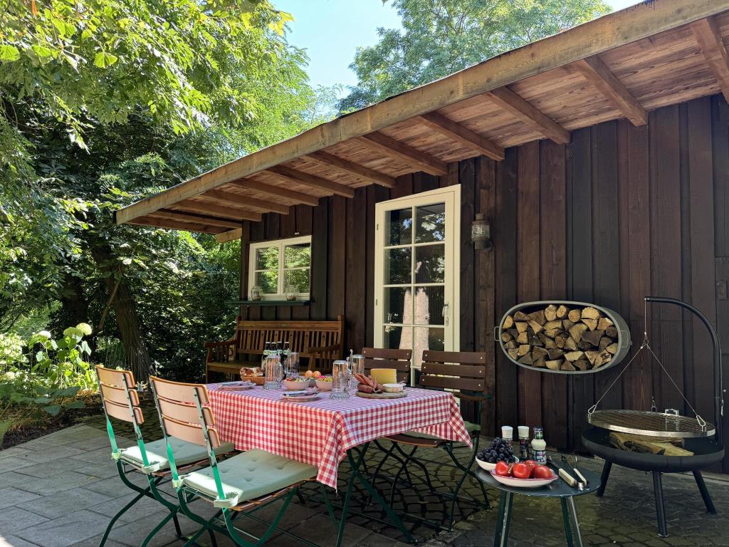 Grillen auf der Terrasse - Urlaub mit Pferd in Ferienwohnung Farmhouse in Altes Forsthaus Boppard, Kreuzberg 2, 56154 Boppard