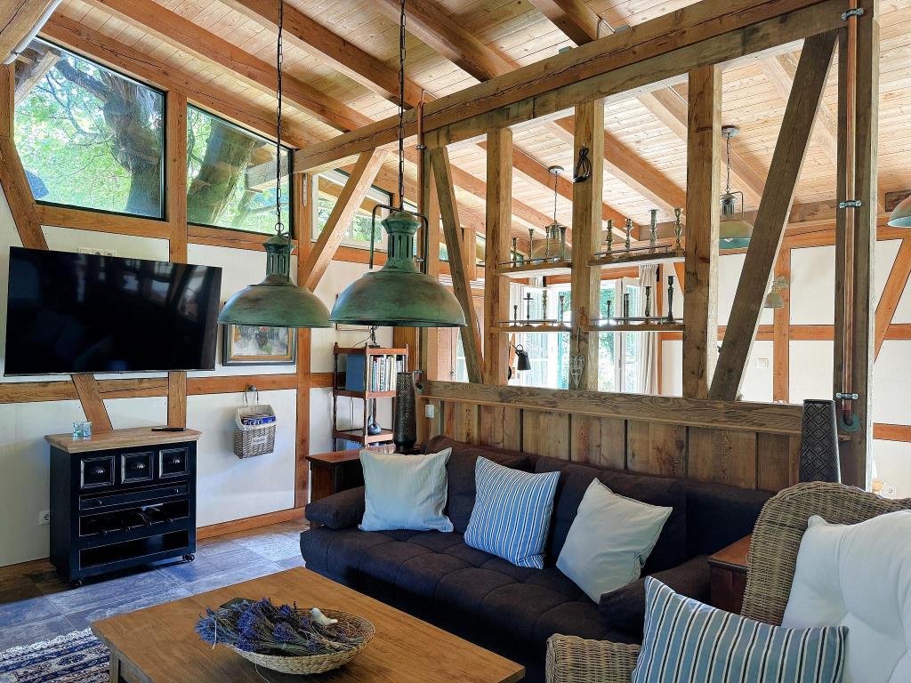 Sitzgruppe mit Fernseher - Urlaub am Rhein in Ferienwohnung Farmhouse in Altes Forsthaus Boppard, Kreuzberg 2, 56154 Boppard