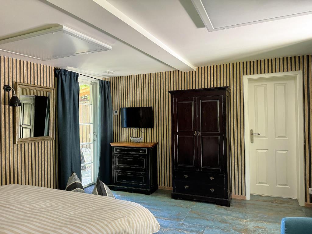Schlafzimmer mit Schrank - Rhein Urlaub in Ferienwohnung Farmhouse in Altes Forsthaus Boppard, Kreuzberg 2, 56154 Boppard