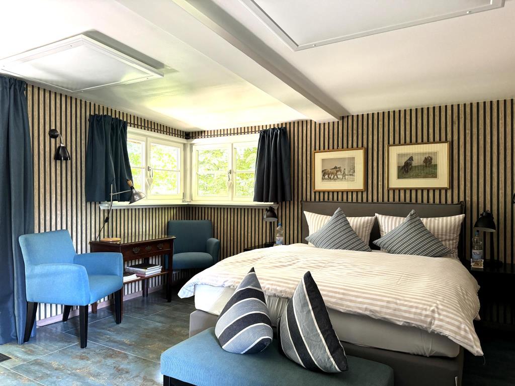 Schlafzimmer mit Sitzecke - Rhein Urlaub in Ferienwohnung Farmhouse in Altes Forsthaus Boppard, Kreuzberg 2, 56154 Boppard