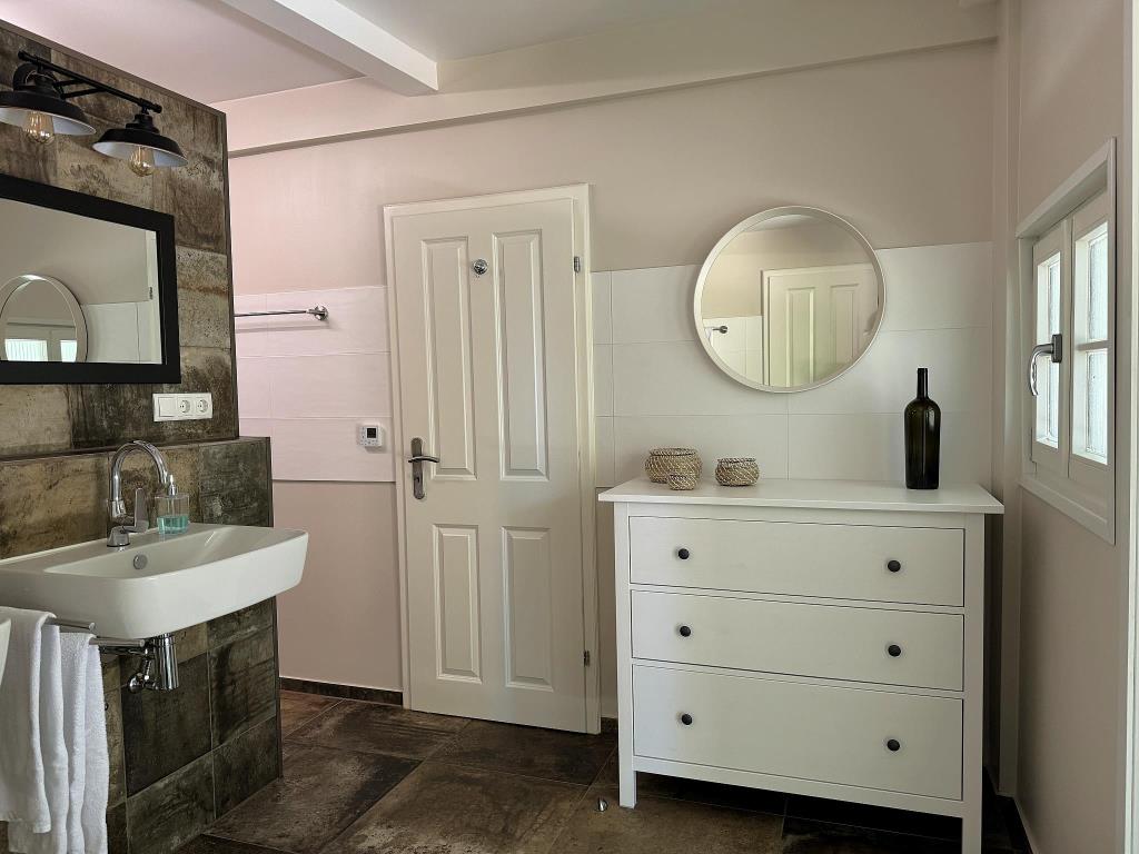 Bad mit Kommode - Urlaub am Rhein in Ferienwohnung Farmhouse in Altes Forsthaus Boppard, Kreuzberg 2, 56154 Boppard