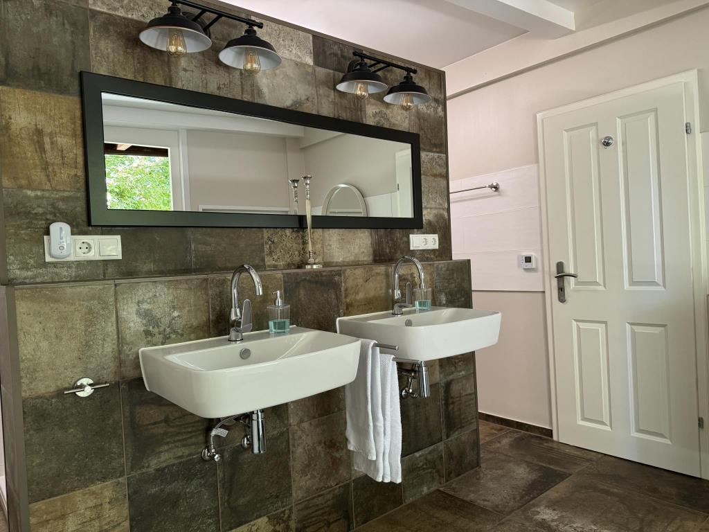 Bad mit 2 Waschbecken - Rhein Urlaub in Ferienwohnung Farmhouse in Altes Forsthaus Boppard, Kreuzberg 2, 56154 Boppard