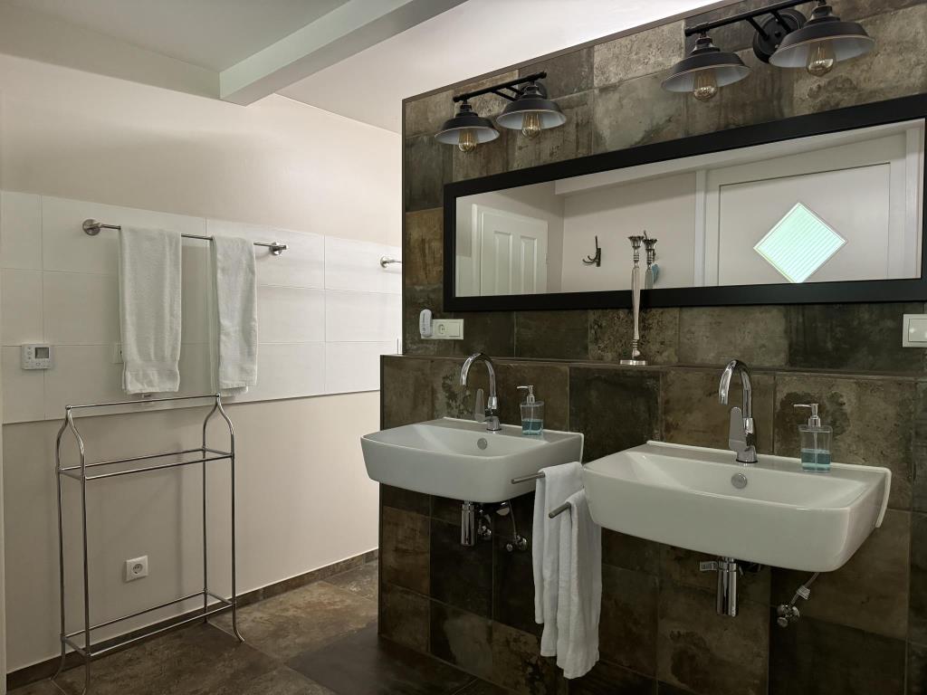 Bad mit Eingang Dusche - Urlaub am Rhein in Ferienwohnung Farmhouse in Altes Forsthaus Boppard, Kreuzberg 2, 56154 Boppard